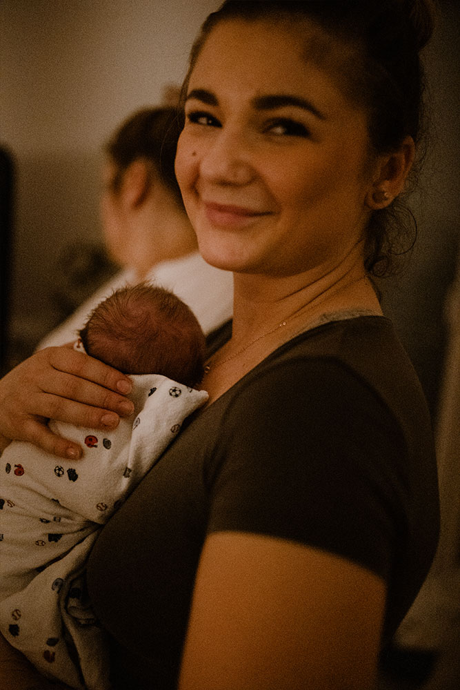 Hebamme Kim Spottog vom Geburtshaus Langgöns mit Baby