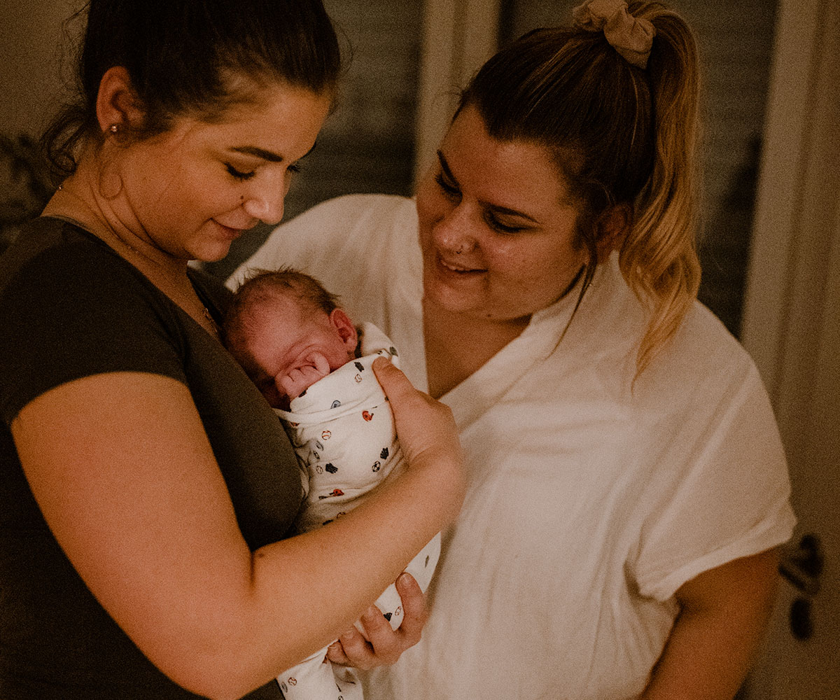 Hebammen Kim Spottog und Vanessa Hildmann vom Geburtshaus Langgöns bei der Wochenbettbetreuung mit Neugeborenem