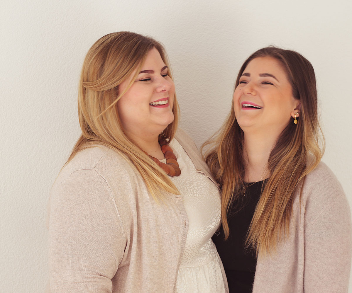 Die Hebammen Vanessa Hildmann und Kim Spottog lachen
