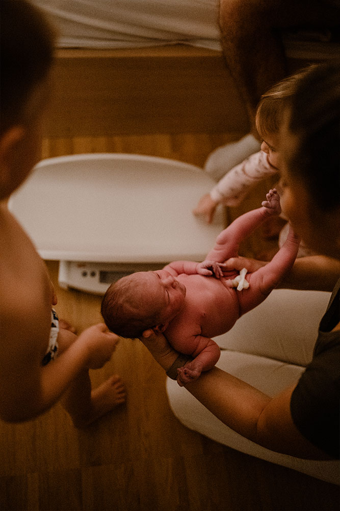 Baby bei der Wochenbettbetreuung durch das Geburtshaus Langgöns wird gewogen