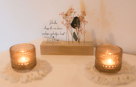 Liebevolle Details im Geburtshaus Langgöns - Aufsteller mit Blumen und Kerzen